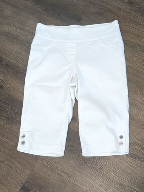 Alia White Women's Bermuda Shorts with Button Detail S/M Petite